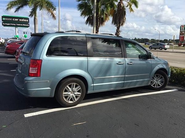 2010 Chrysler Town And Country Photo