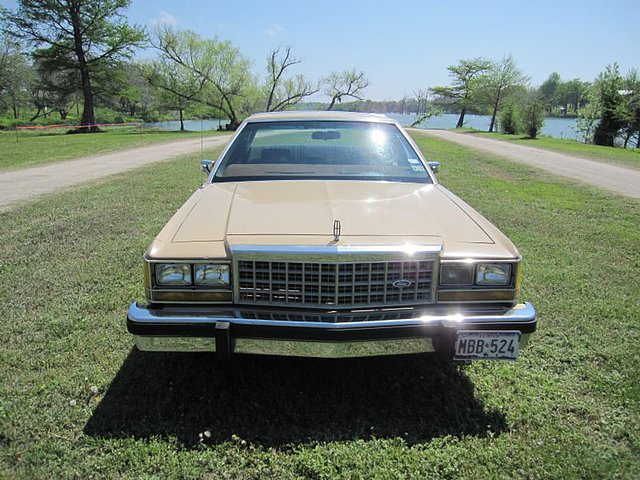 1985 Ford Crown Victoria Photo