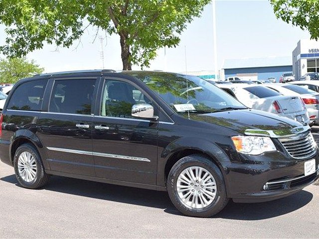 2013 Chrysler Town & Country Photo